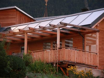 Überdachung Balkon-Geländer Holzfassade